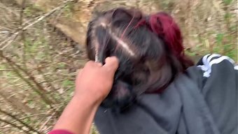 Halka Açık Bdsm Aksiyonu, Ağaç Kütüğüne Tıkılmış Emo Orospusu Ile.