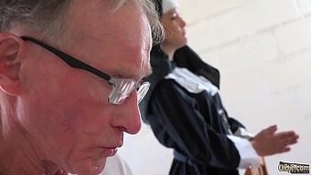 Genç Rahibe, Itirafçı Bir Yaşlı Adamla Ilk Kez Tanışıyor