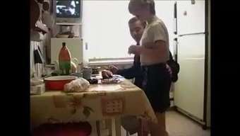Genç Üvey Oğul, Üvey Babasına Her Zamanki Çay Zamanını Veriyor
