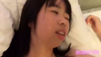 Asyalı Çift Ev Yapımı Videoda Sıcak Seksin Tadını Çıkarıyor
