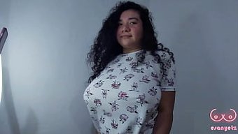 Büyük Doğal Göğüslere Sahip Şişman Kız, Üvey Erkek Kardeşini Seksi Bir Dansla Eğlendiriyor