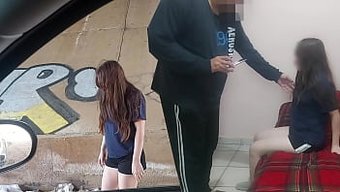 Yaşlı Bir Adam, Köprünün Altında Çöp Toplayan Genç Bir Kadınla Karşılaşır Ve Ona Korunmasız Bir Cinsel Karşılaşma Için Para Teklif Eder.
