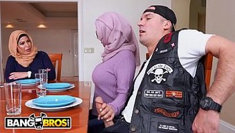 Büyük Doğal Göğüsler Ve Çarpıcı Bir Popo: Mia Malkova'Nın En Son Videosu