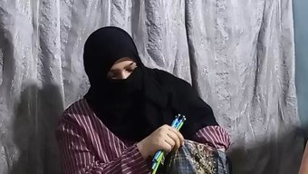 Coed'Un Yurt Odası Deneyi, Onun Poposuna Bir Kalem Sokmaya Çalışırken Yanlış Gidiyor