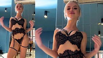 Milka Feer Ve Amanda Clark, Sıcak Bir Grup Sahnesinde Eğlenceye Katılıyorlar