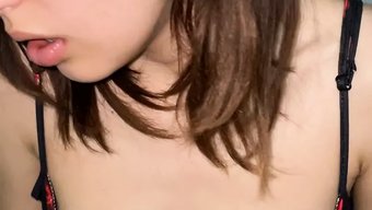 Minyon Genç Kız Büyük Bir Yaraktan Derin Bir Boğaz Ve Içine Boşalma Alıyor