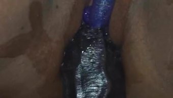 Devasa Dildo, Minyon Siyah Amcığa Giriyor
