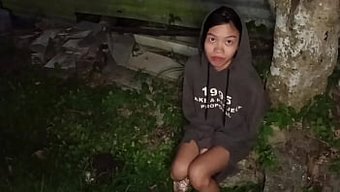 Amatör Asyalı Bebek, Tüylü Amını Büyük Siyah Bir Yarrağın Traşıyla Kaplıyor Ve Sikişiyor