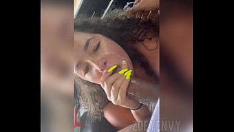 Kıvrımlı Bir Milf Ev Yapımı Bir Videoda Sakso Çekiyor Ve Yüzüne Boşalıyor
