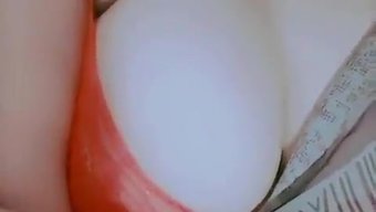 Doğal Bir Üniversitelinin Büyük Poposuyla Yakın Çekim Solo Performansı