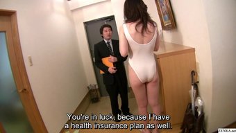 Soluk Ve Uzun Bacaklı Japon Milf, Küçük Bir Mayo Içinde Odasının Kapısını Bir Sigorta Satıcısı Için Açıyor.