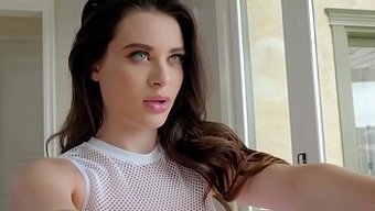 Büyük Popolu Porno Yıldızı Lela Star Gözleri Bağlı Sikişin Tadını Çıkarıyor