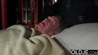 Olgun Adam Genç Hizmetçiyle Seks Yapıyor Ve Ona Bir Oral Seks Yapıyor