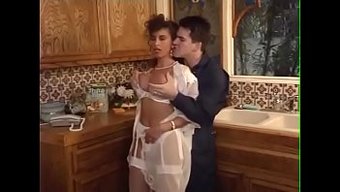 Sarah Young Ve Tt Boy, Büyük Göğüsleri Ve Küçük Göğüslü Bir Karısı Olan Tam Bir Videoda
