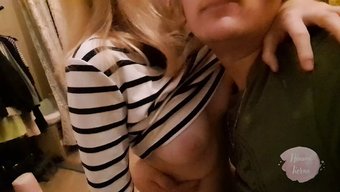 Amatör Alman Kız Ev Yapımı Bir Videoda Bir Sandalyede Sikişiyor