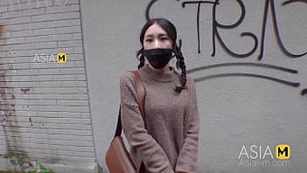 Asyalı Porno Videosunda Büyük Doğal Göğüsleri Yalamak Ve Emmek