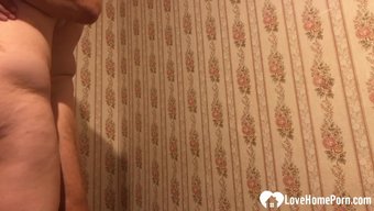 Amatör Çift, Onun Yerinde Kıvrımlı Bir Bebekle Sert Seks Yapıyor