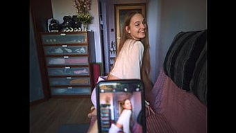 Güzel Üvey Kız Kardeş, Erkek Arkadaşı Için Erotik Fotoğraf Çekimine Yardımcı Oluyor