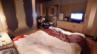 Asyalı Milf Kobe Miyoshi, Genç Adamla Derin Bir Öpücükten Zevk Alıyor