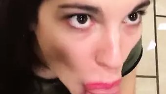 Genç Erkek Öğrenci, Okula Kaydedilirken Oral Seks Yapıyor
