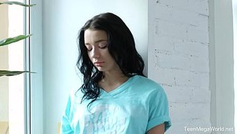 Esmer Güzel Emily Bender Sert Anal Seksin Tadını Çıkarıyor