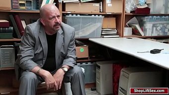 Genç Bebek, Bir Alışveriş Merkezi Görevlisinden Büyük Bir Yarrağı Alıyor