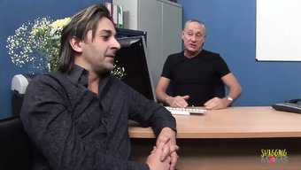 Iç Çamaşırıyla Sarışın Bomba Üçlüde Sikişiyor