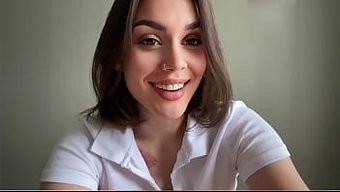 Güzel Üniversite Öğrencisi Alisha Montonari Üvey Kardeşiyle Seks Yapıyor Ve Sonra Yüzüne Boşalıyor.