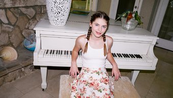 Alice March'In Hd'De Bebek Bakıcısıyla Sıcak Buluşması