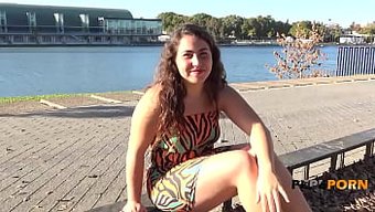 Sevimli Görünümlü Kadın, Heyecan Verici Bir Üçlüde Seks Kraliçesi Olarak Becerilerini Sergiliyor