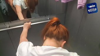Komşusuyla Asansörde Sakso Ve Seks
