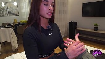 Kıvrımlı Bir Latin Olan Abella Olsen, Madrid'De Bir Turisti Baştan Çıkarıyor.