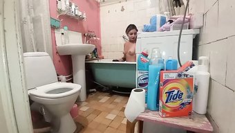 Üniversiteli Üvey Kız Kardeş Duşta Derin Bir Sakso Çekiyor