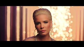 Femdom Metres Bebe Rexha, Ingiliz Dev Kız Videosunda Şeker Bebeğini Domine Ediyor