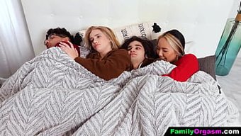 Üvey Kız Kardeş Ve Üvey Erkek Kardeşler, Aile Ilişkisi Temalı Buharlı Bir Sahnede.