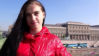Cılız Genç Lana Lenani, Seçmelerde Alman Izci Tarafından Fena Halde Beceriliyor.