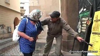 Yaşlı Sarışın Sevgilisine Tatmin Edici Bir Sakso Çekiyor