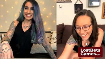 Dövme Ve Büyük Göğüslü Iki Güzel Kadın, Webcam Aracılığıyla Bir Soyunma Oyunu Oynuyor.