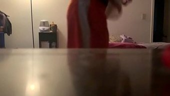Bir Milf Karısı, Telefonunu Saklarken Komşusu Tarafından Sikişiyor