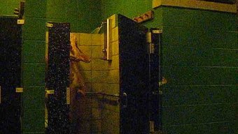 Shemale Karısı, Kocasıyla Duşta Çıplak Seksin Tadını Çıkarıyor