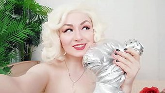 Güzel Sarışın Milf Arya Grander, Büyük Doğal Göğüslerini Sergiliyor