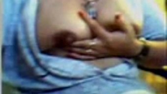 Web Kamerasında Bol Göğüslerini Sergileyen Dolgun Arap Güzeli 3