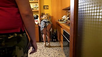 Olgun Karısı Ve Üvey Oğluyla Ev Yapımı Porno