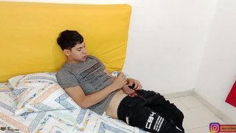 Ispanyol Esmer, Dağınık Bir Oral Seksin Tadını Çıkarıyor Ve Spermleri Yutuyor
