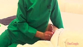 Sıcak Bir Çiftin Birlikte Mastürbasyon Yaparak Orgazm Olmalarını Izleyin