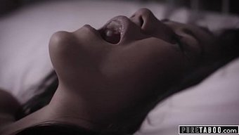 Genç (18+) Üvey Kız Kardeşinin Büyük Yarakla Ilk Anal Deneyimi