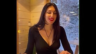 Muhteşem Bir Karı Ve Amatör Kocası, Noel'De Tutkulu Bir Oyuna Dalıyorlar