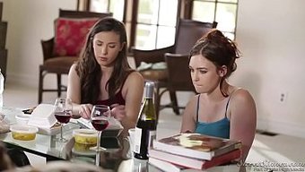 Casey Calvert Ve Jodie Taylor Tutkulu Bir Sakso Sahnesinde