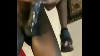 Ebony Fahişe Büyük Siyah Bir Yarrağın Amını Dolduruyor