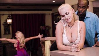 Indica Monroe Ve Christie Stevens, Üvey Babalarını Sıcak Bir Buluşma Için Baştan Çıkarıyorlar